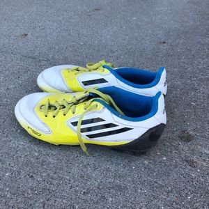 Youth soccer cleats